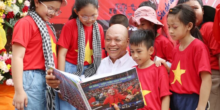 RA MẮT SÁCH ẢNH “80 NĂM – MỘT VIỆT NAM VỮNG TIN”: LAN TOẢ HÌNH ẢNH KHẮC HỌA BẢN LĨNH, KHÁT VỌNG VÀ NIỀM TIN DÂN TỘC