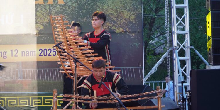 Về An Hội dạo chợ phiên, nghe hồn quê Xứ Dừa hòa cùng tiếng cồng chiêng đại ngàn