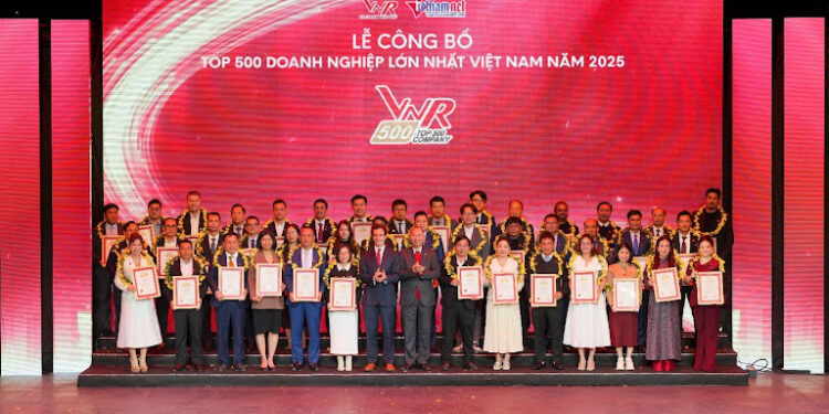 Tập đoàn Nhựa Bình Thuận ghi dấu ấn tại VNR500 2025 với hai đơn vị được vinh danh