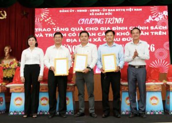 Hiệp hội Nghiên cứu, Tư vấn về Chính sách, pháp luật cho hoạt động đầu tư tại Việt Nam mang Tết ấm áp đến người dân xã Châu Đức (TP.HCM)