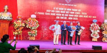 Ông Hồ Minh Sơn tiếp tục nhận bằng khen của Chủ tịch Hiệp hội Làng nghề Việt Nam (VICRAFTS)