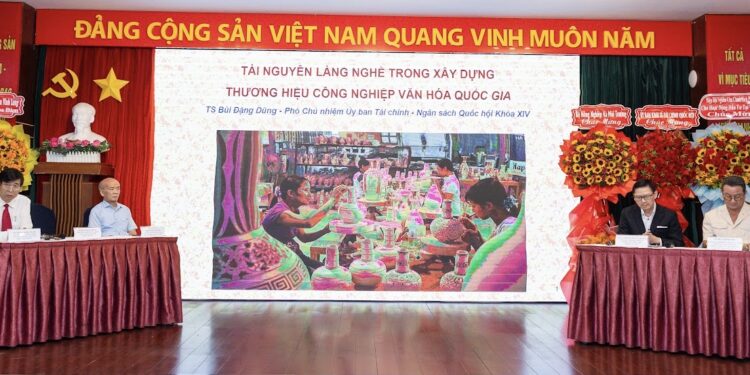 Tọa đàm “Nhận diện vai trò – Tài nguyên làng nghề trong xây dựng thương hiệu công nghiệp văn hóa quốc gia” tại TP.HCM