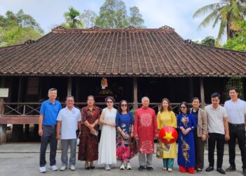 Đoàn Doanh nhân Sài Gòn và Hội đồng họ Mai dâng hương tưởng nhớ Chủ tịch Tôn Đức Thắng