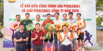 Gắn biển công trình sân pickleball ở nhà máy Super Phốt phát Long Thành