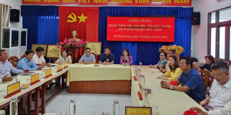 Đoàn Doanh nhân Sài Gòn và Hội đồng họ Mai: Kết nối nội lực, lan tỏa nghĩa tình tại xã Mỹ Hoà Hưng (An Giang)