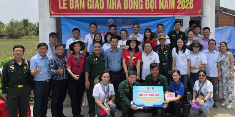 Hội CCB xã Hoà Khánh: Bàn giao 1 căn nhà và trao 50 phần quà 
