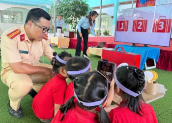 Trạm CSGT Đa Phước phối hợp với công an xã Nhà Bè tổ chức tuyên truyền an toàn giao thông cho 89 giáo viên mầm non, 210  trẻ em tại xã Nhà Bè