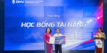 Sinh viên Huỳnh Hà Hữu Hiếu ba lần liên tiếp giành HCV Muay thế giới vinh dự được DHV vinh danh