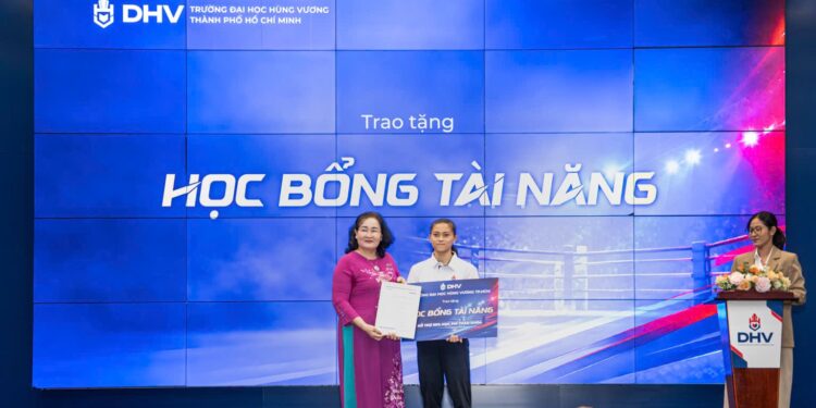 Sinh viên Huỳnh Hà Hữu Hiếu ba lần liên tiếp giành HCV Muay thế giới vinh dự được DHV vinh danh